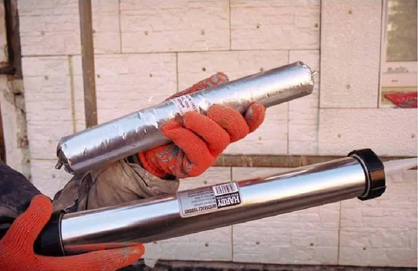 поместите Бостик H360 в пистолет для герметика